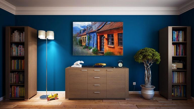 A modern living room featuring stylish bookshelves, a vibrant painting, and minimalistic decor. Un salon moderne présentant des étagères élégantes, un tableau vibrant et une décoration minimaliste.