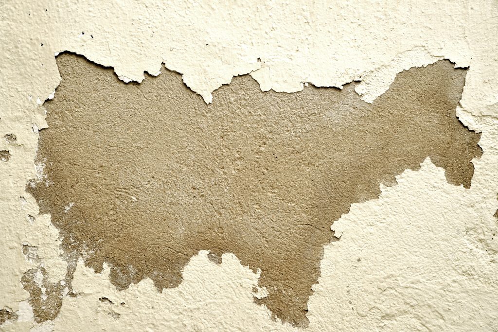 Mur avec peinture écaillée et texture rugueuse