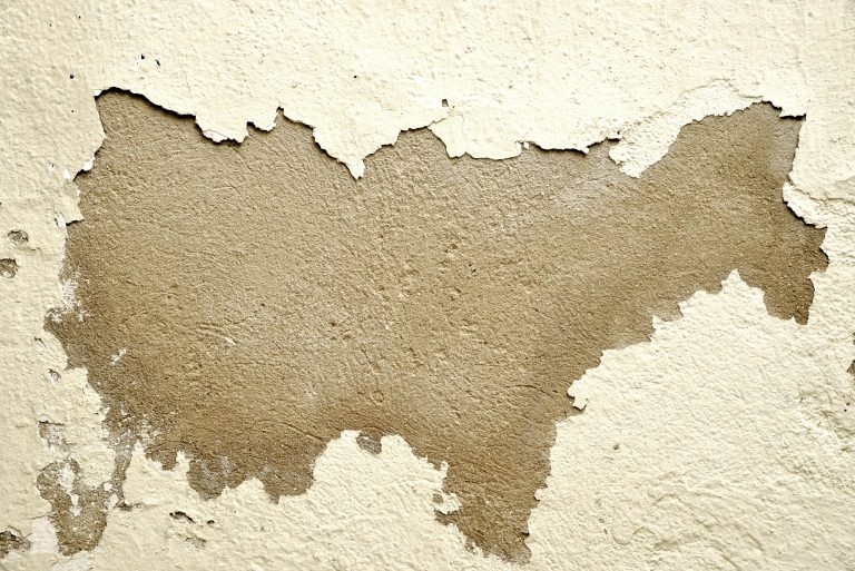 Mur avec peinture écaillée et texture rugueuse