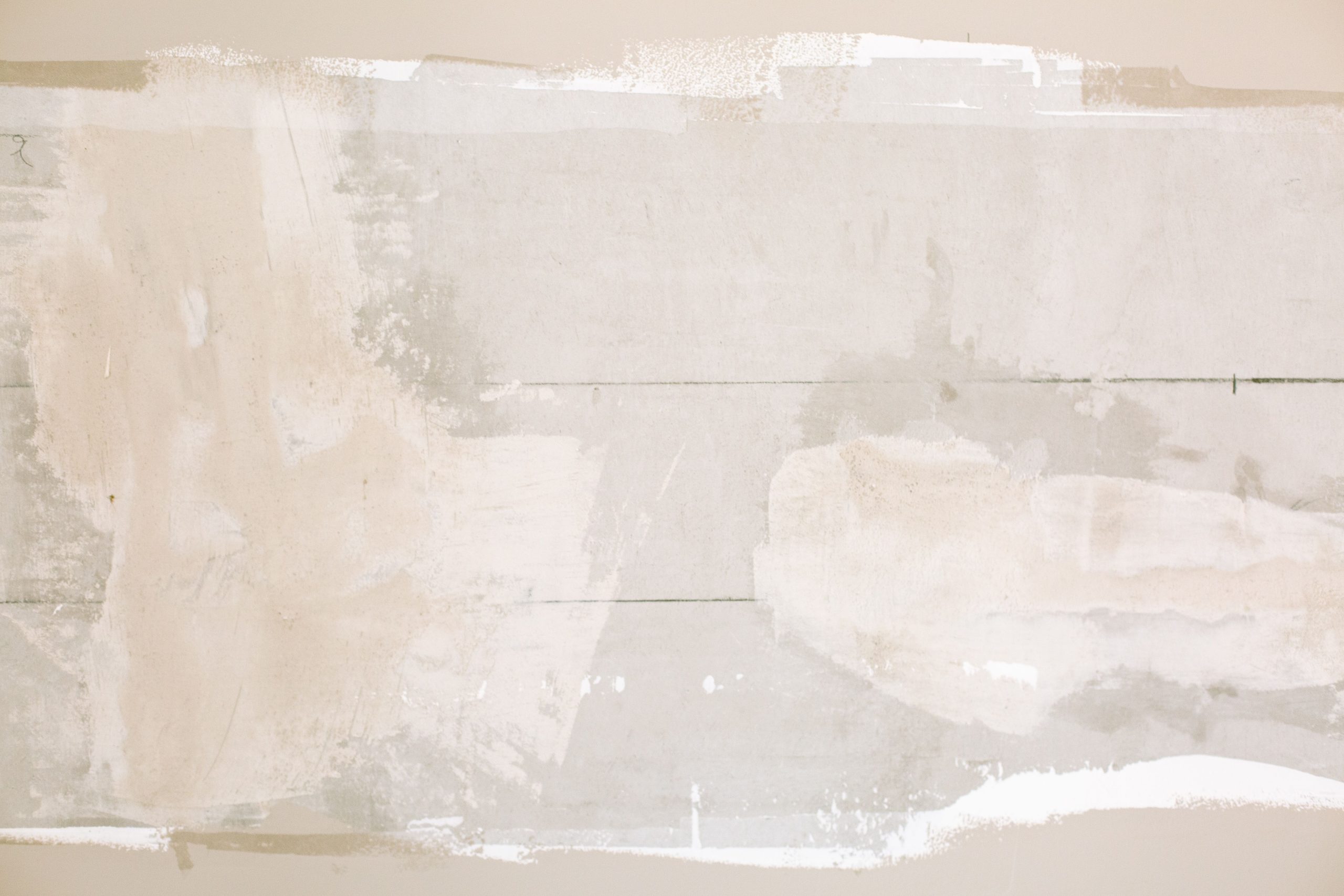 Mur inachevé montrant plâtre et peinture