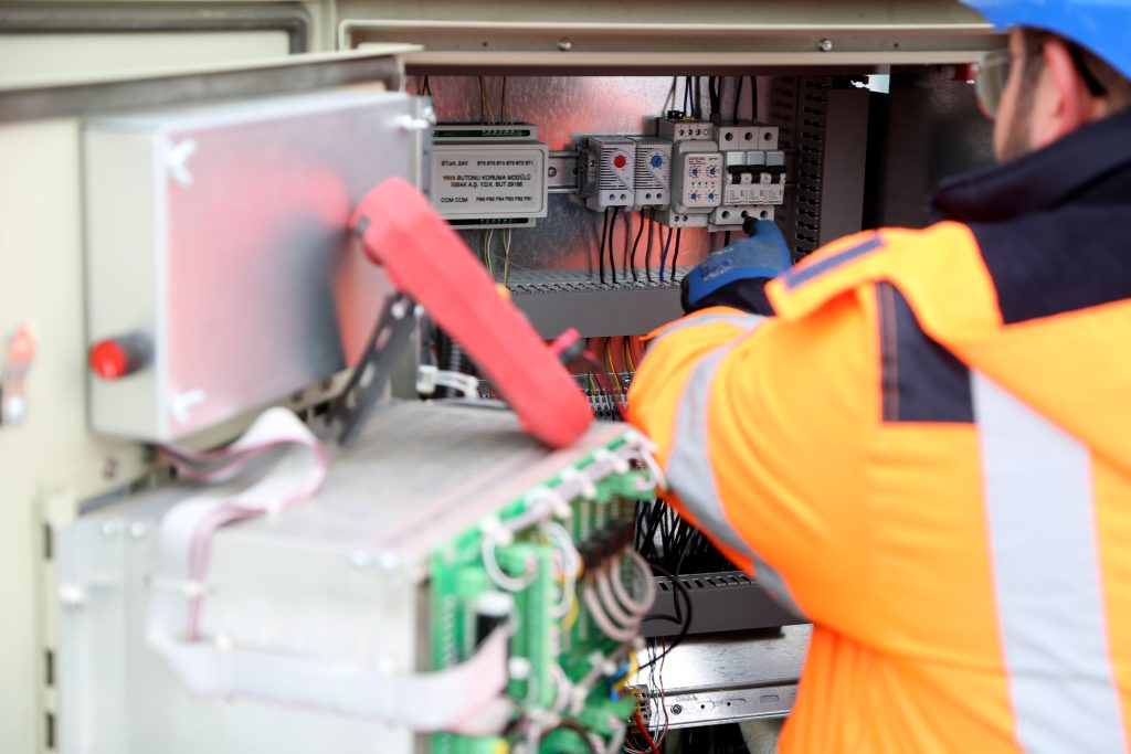 Ingénieur inspectant circuit électrique industriel