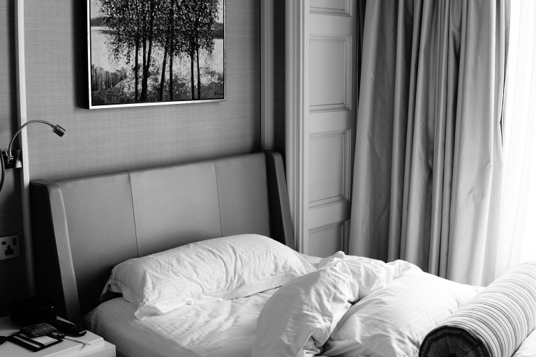 Chambre monochrome avec lit et art mural