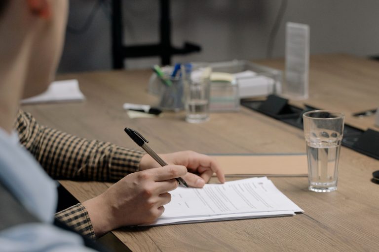 Professionnel signant un document en bureau