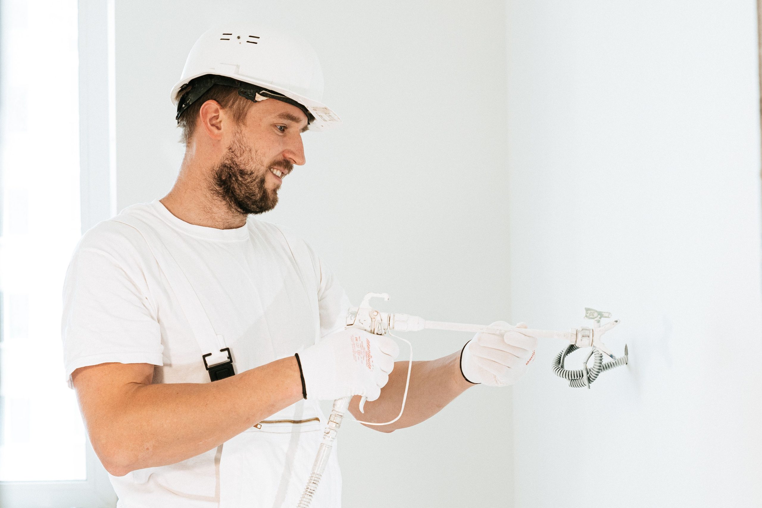 Électricien installant des câbles dans un bâtiment neuf