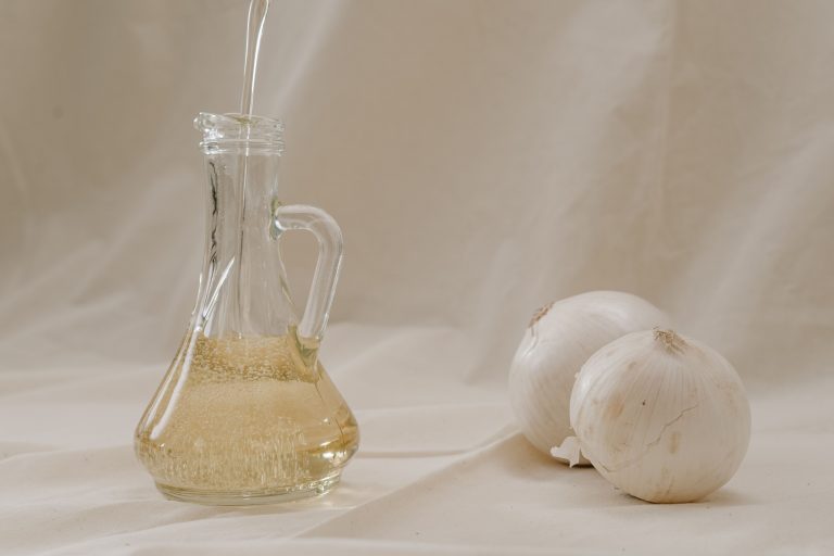 Pot de verre rempli d'huile avec ail