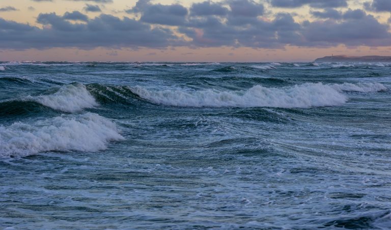Vagues majestueuses océan coucher soleil vibrant