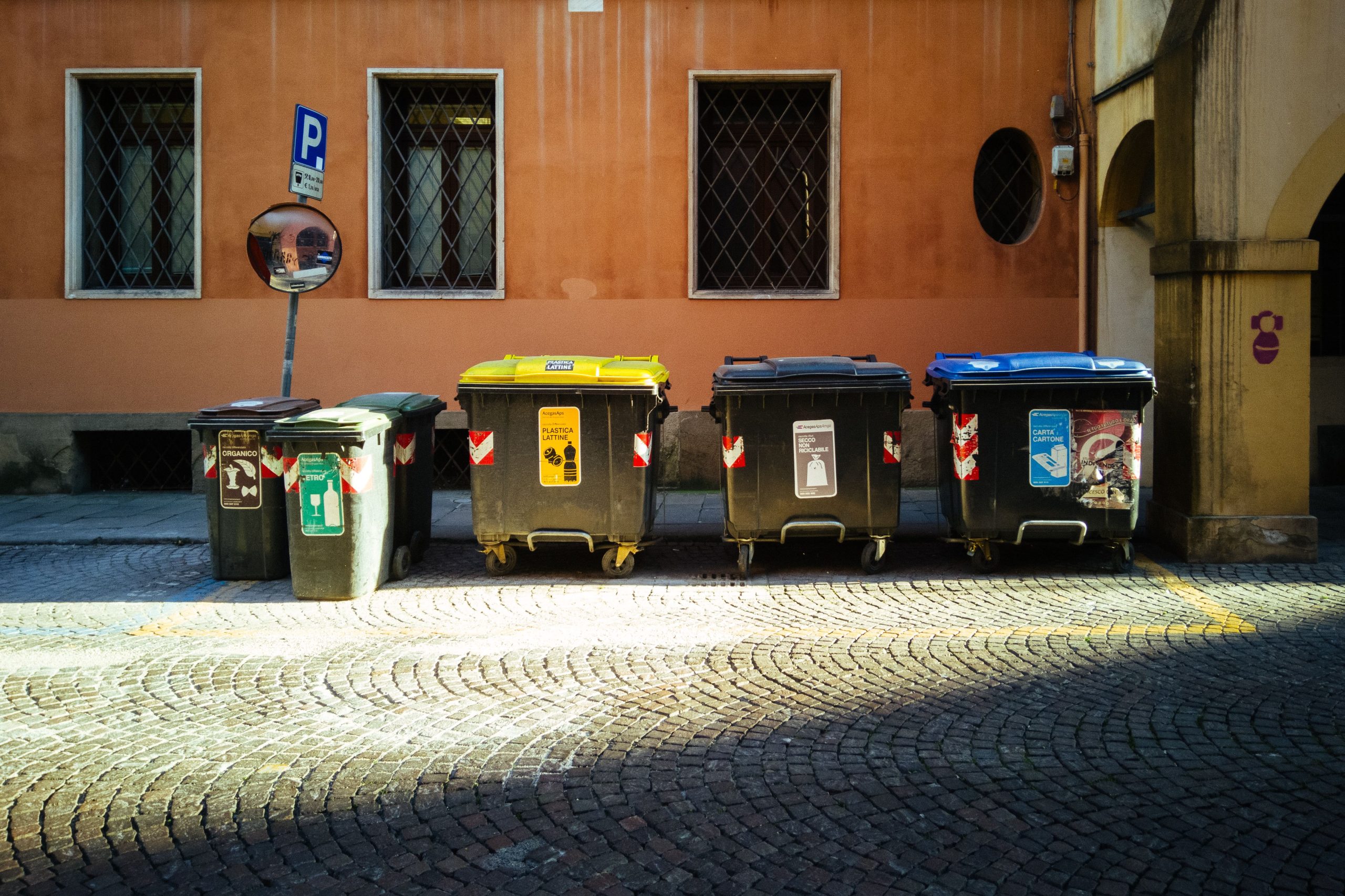 Bacs de recyclage colorés rue ensoleillée