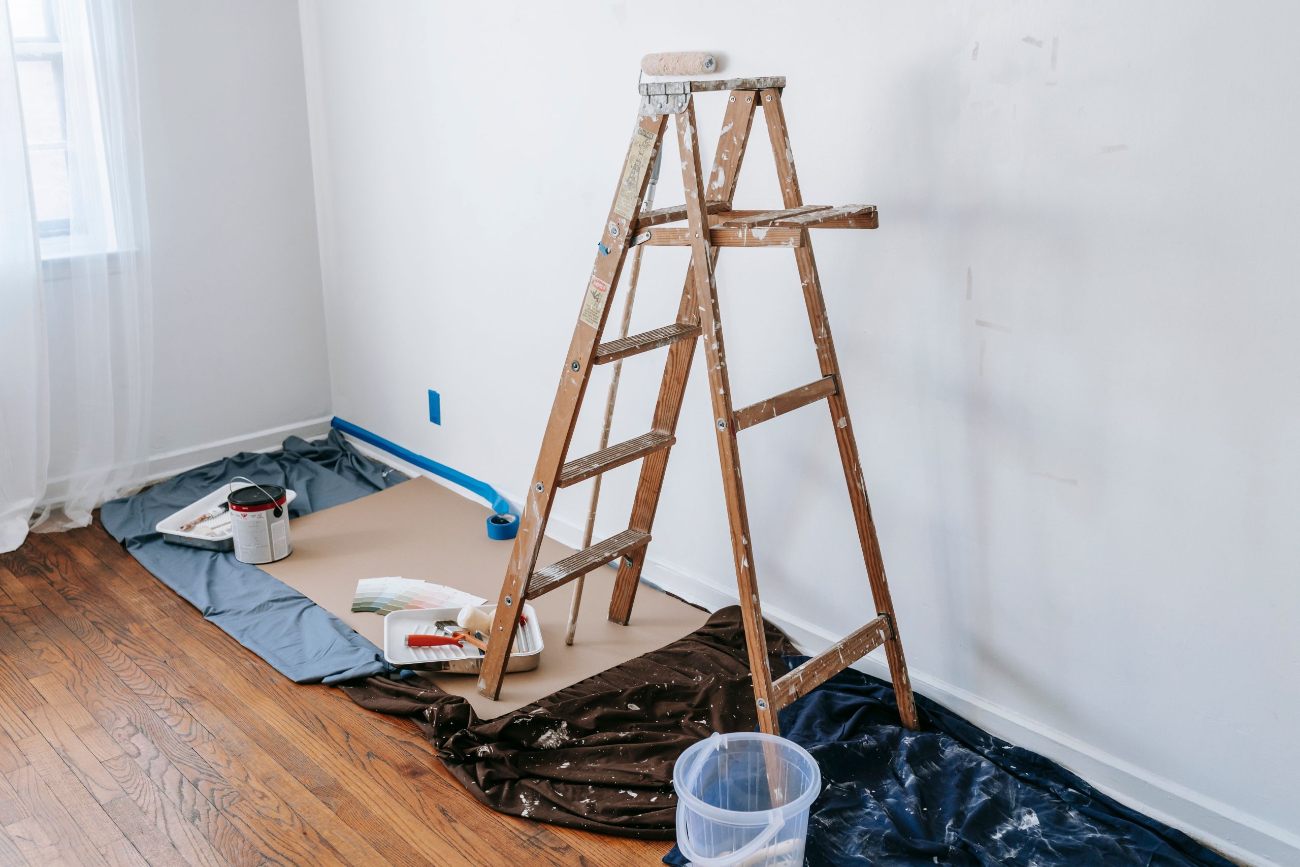 Escabeau et outils de peinture en rénovation