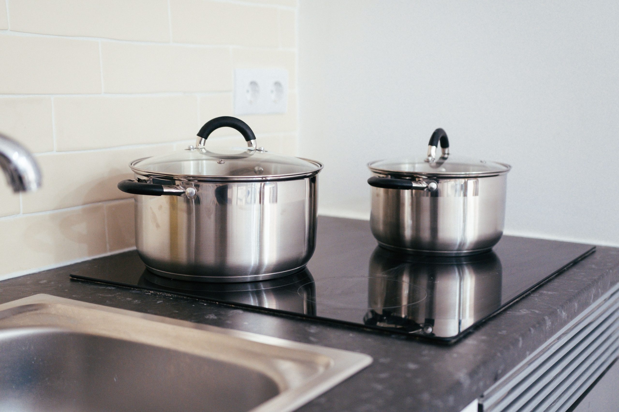 Casseroles inox sur plaque induction contemporaine