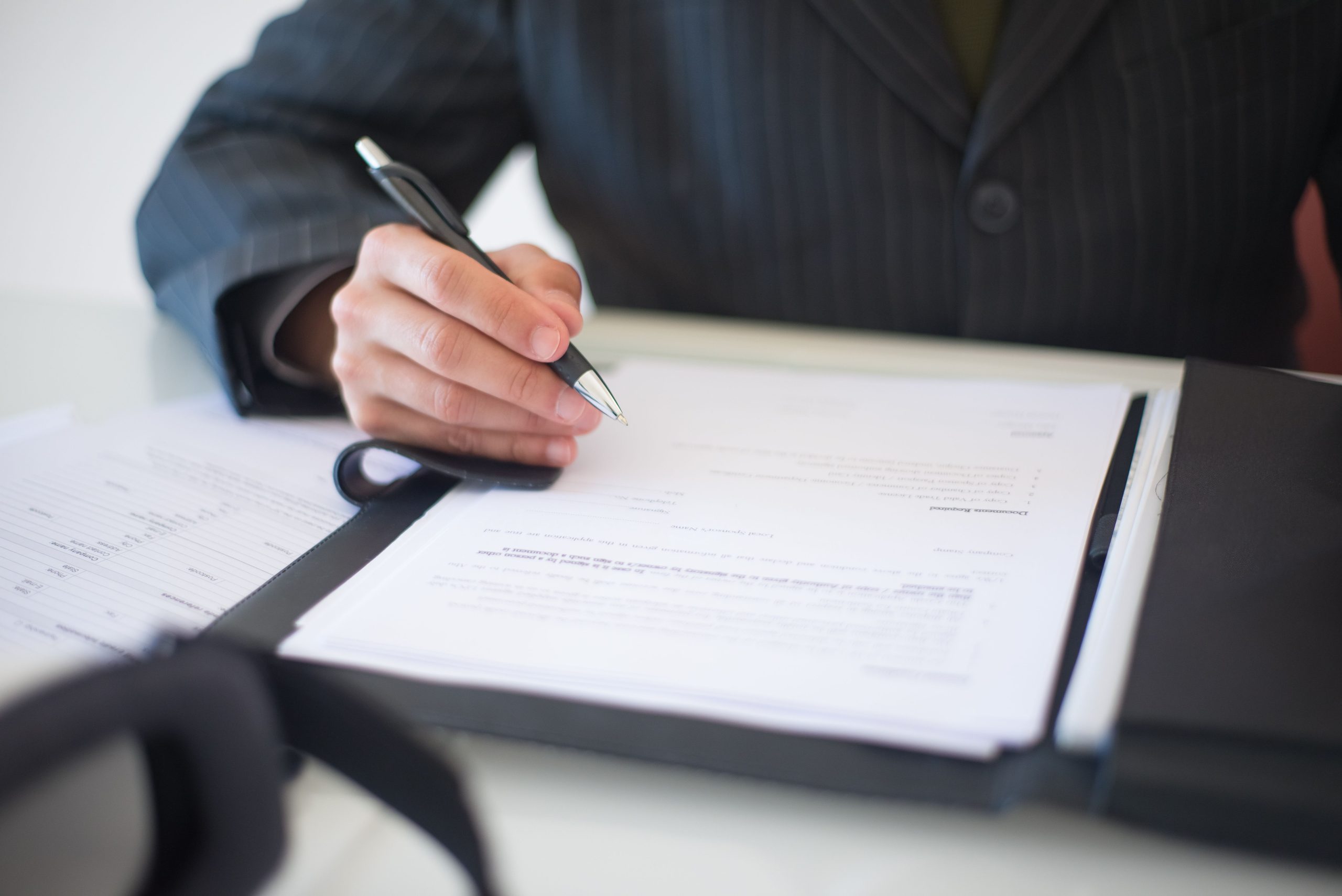 Gros plan sur signature de contrat commercial