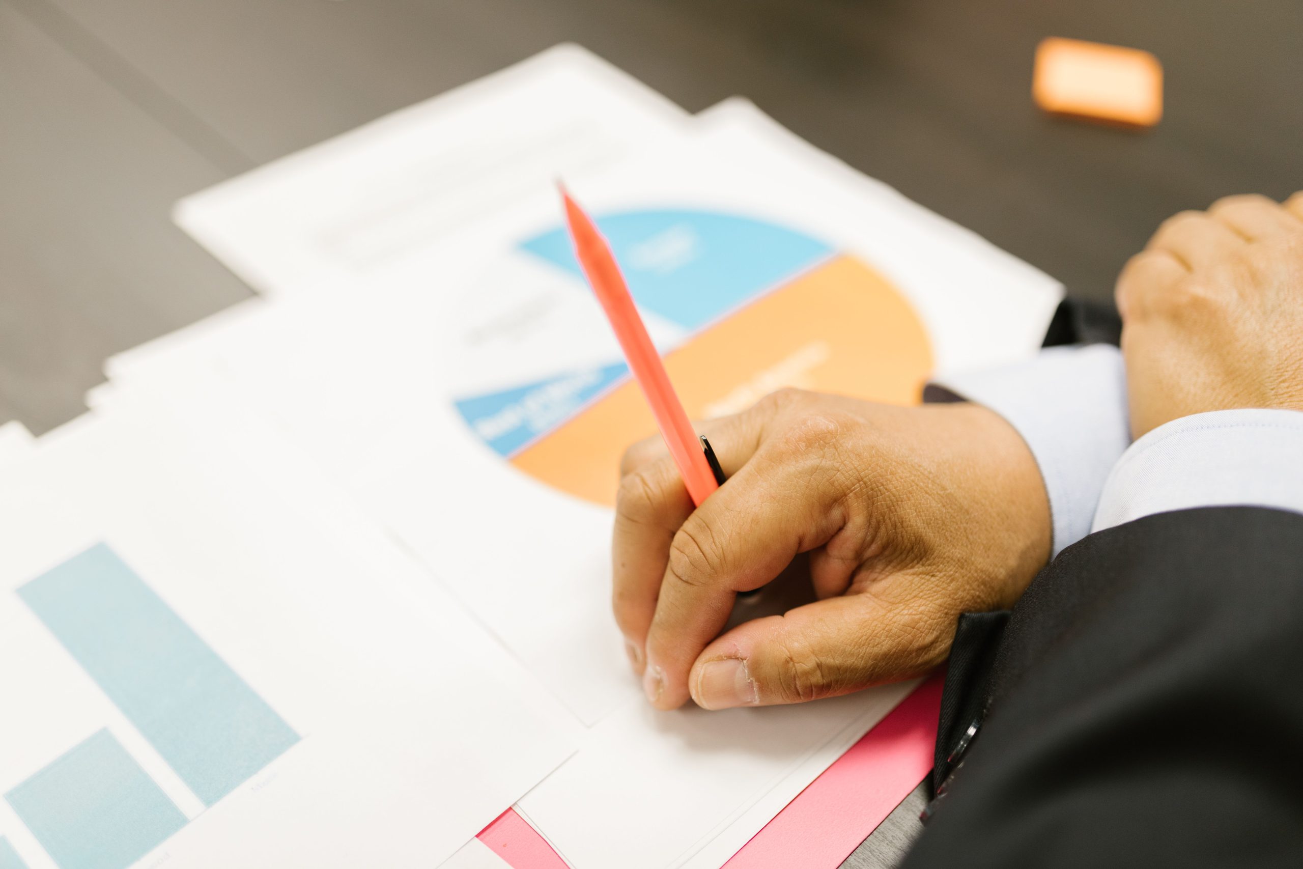 Homme d'affaires analysant documents financiers