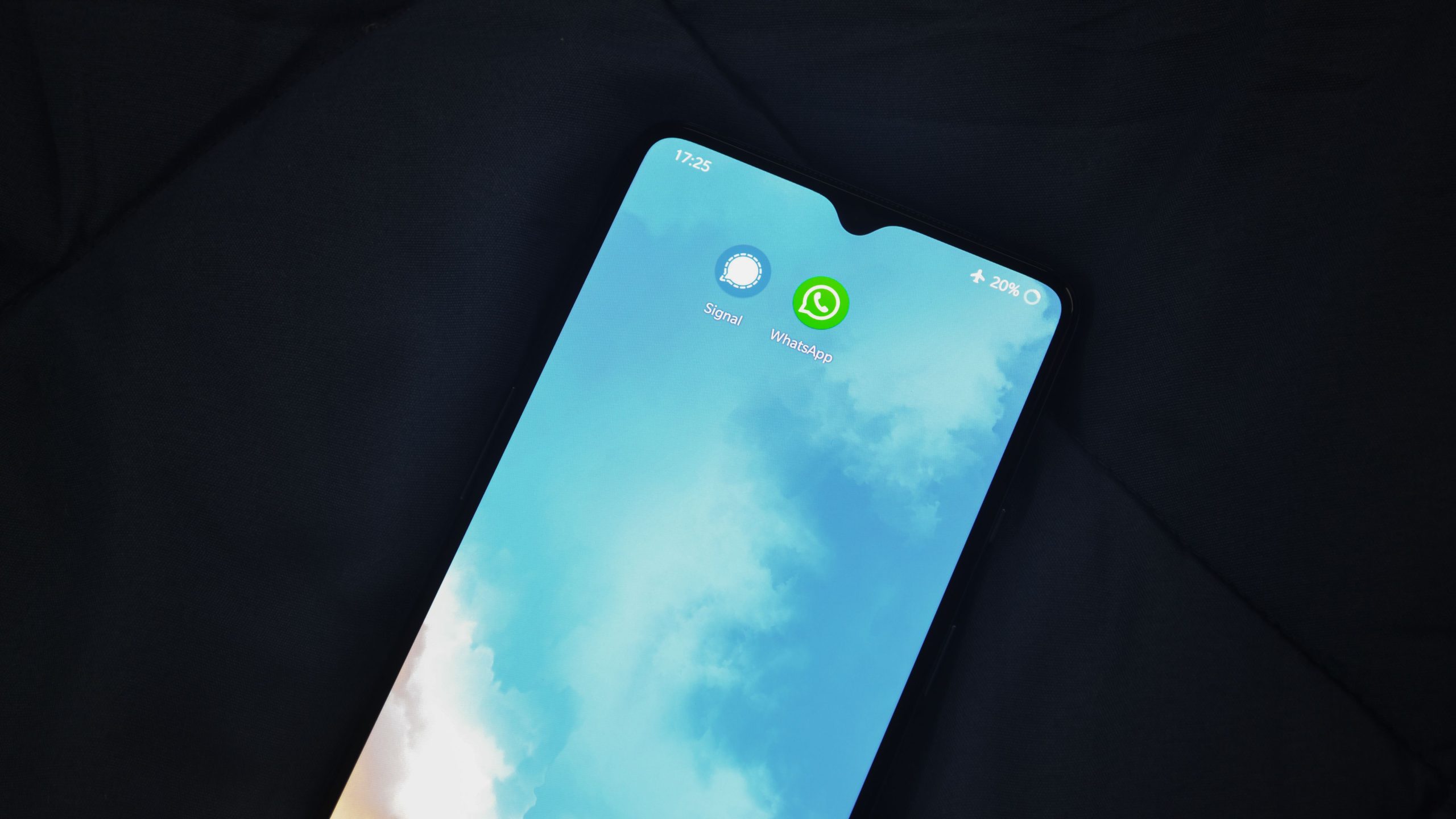 Écran smartphone affichant applications Signal WhatsApp