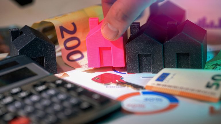 Petites maisons, billets euros et calculatrice investissement immobilier