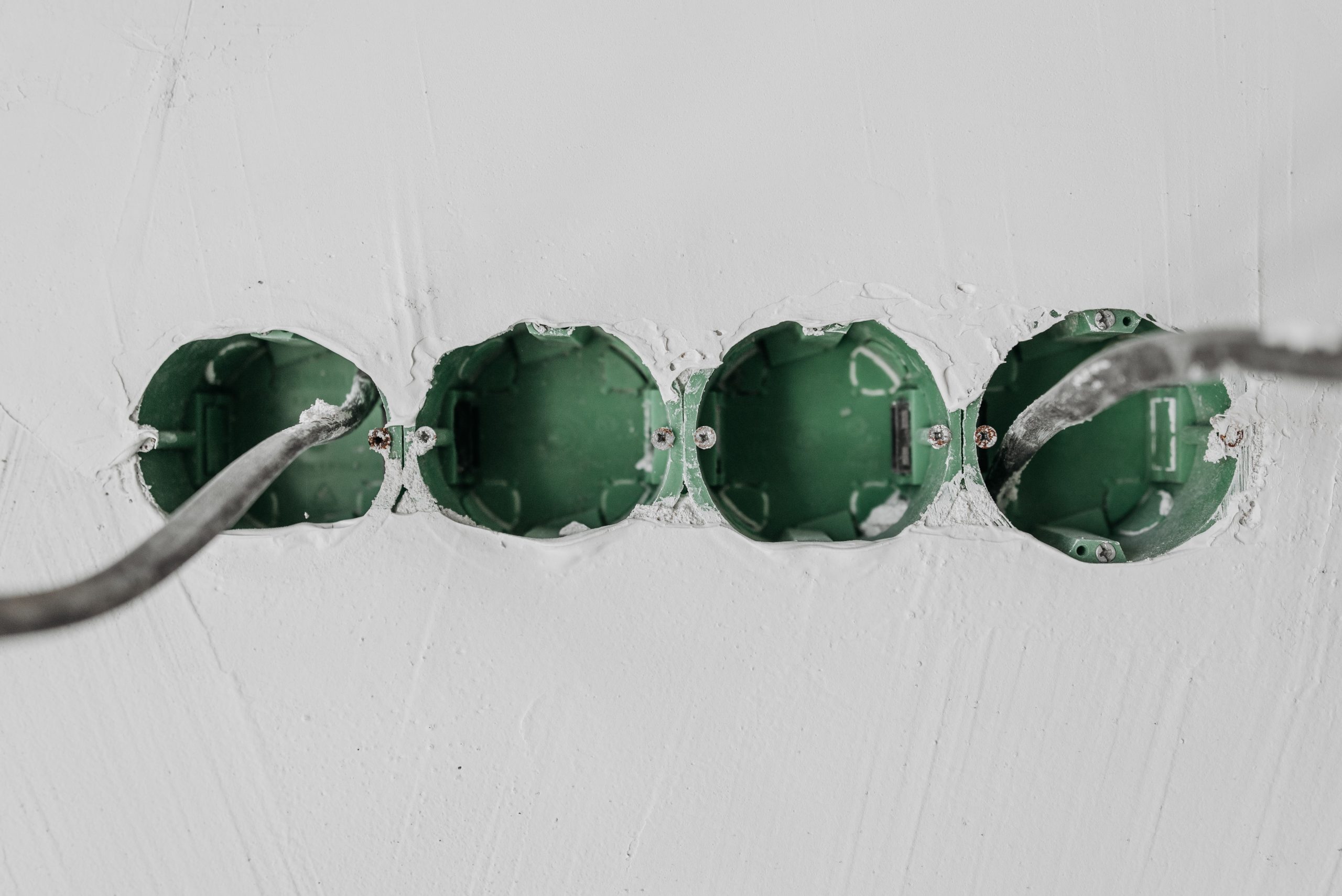 Boîtiers électriques verts avec câblage mural