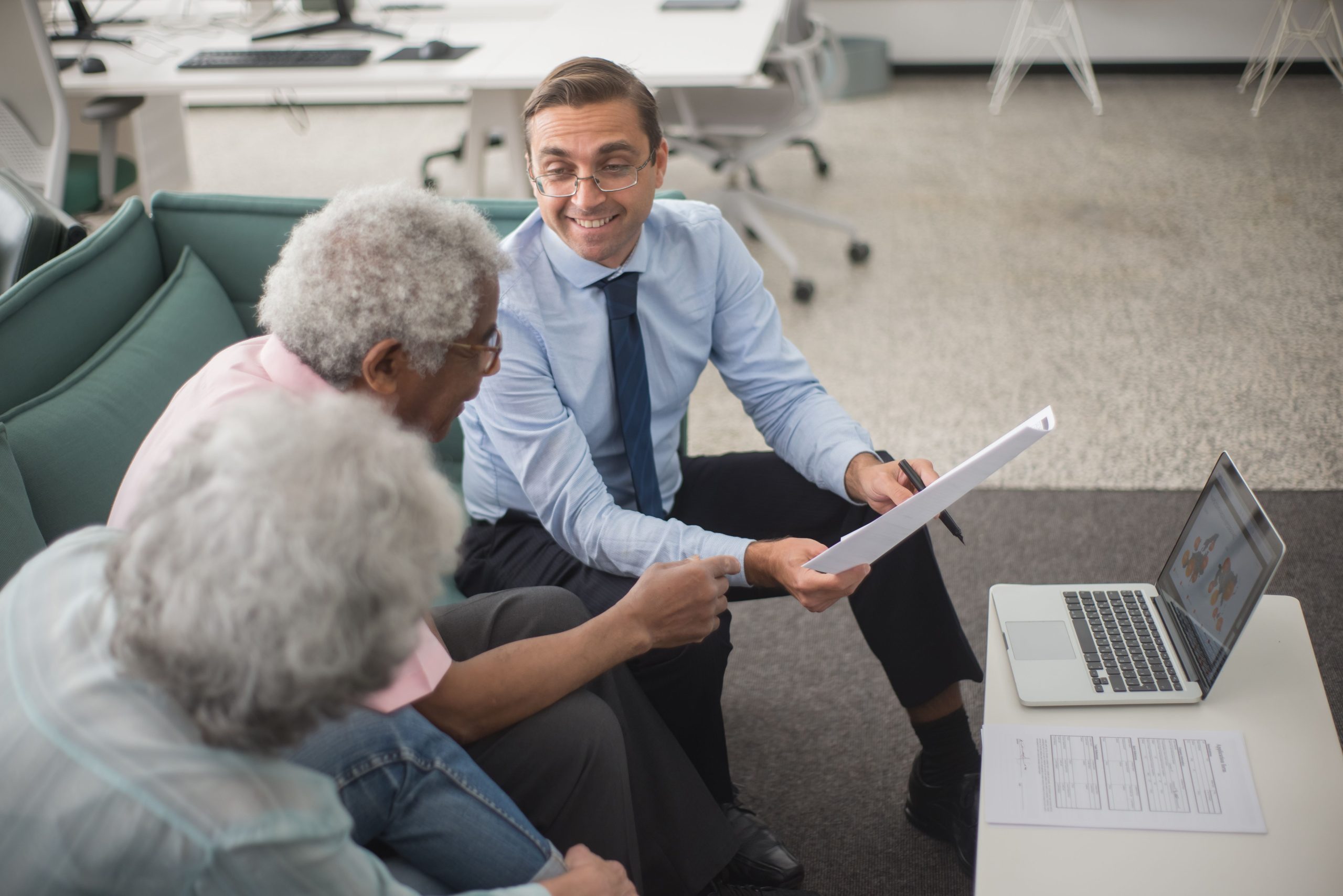 Consultant expliquant plans financiers viager seniors
