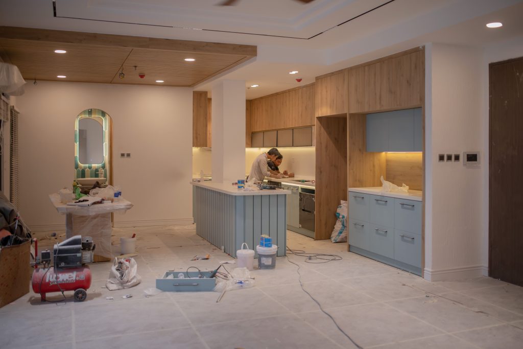 Cuisine moderne en rénovation avec outils et matériaux