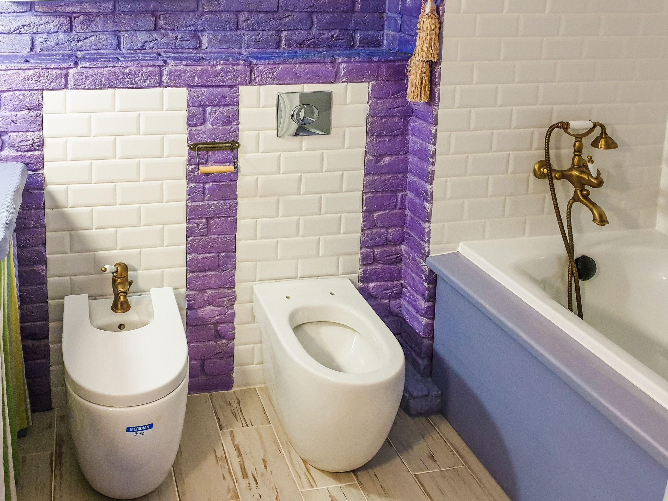 Salle de bain stylisee avec bidet et carrelage violet