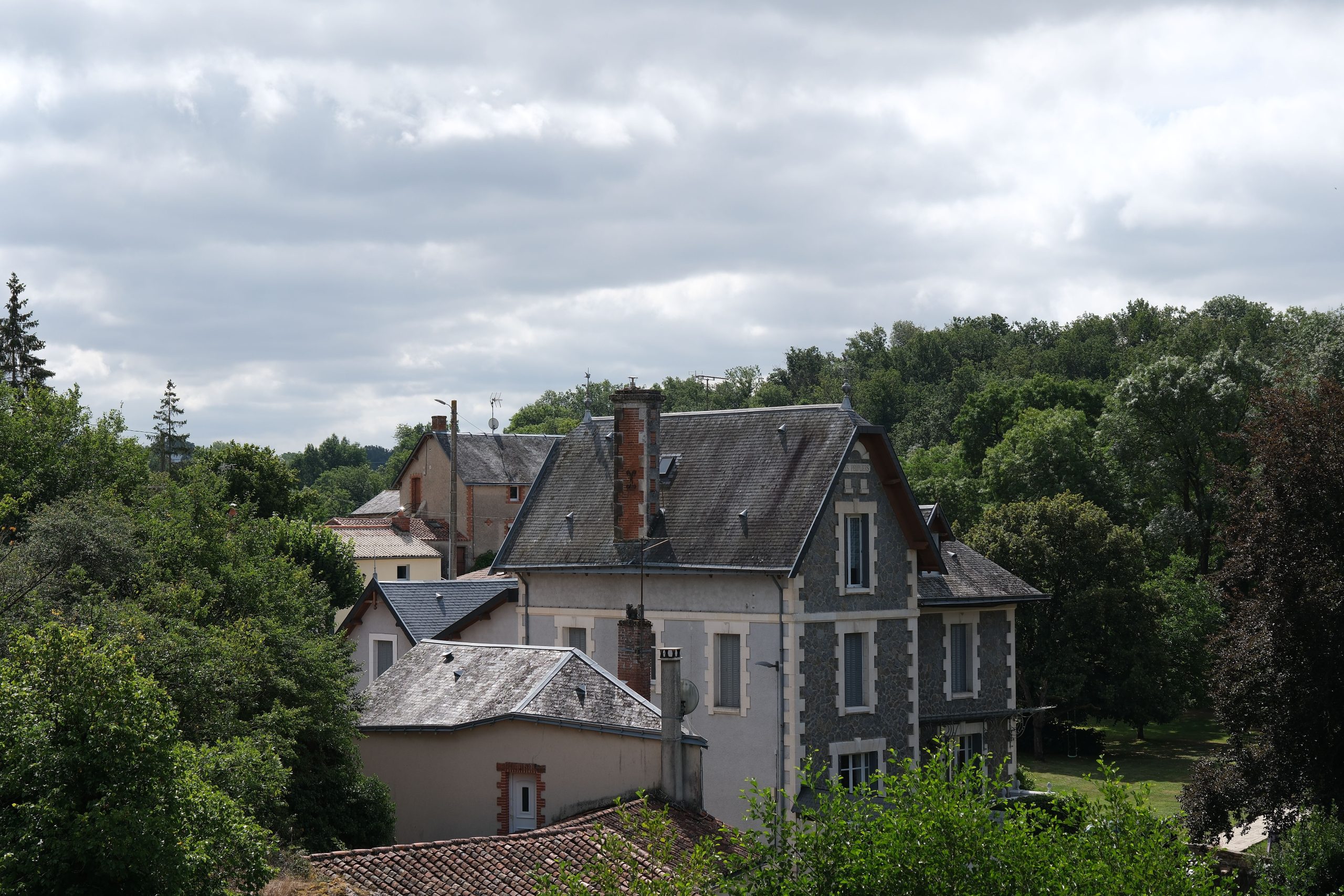 Vue aérienne maisons historiques village français rural