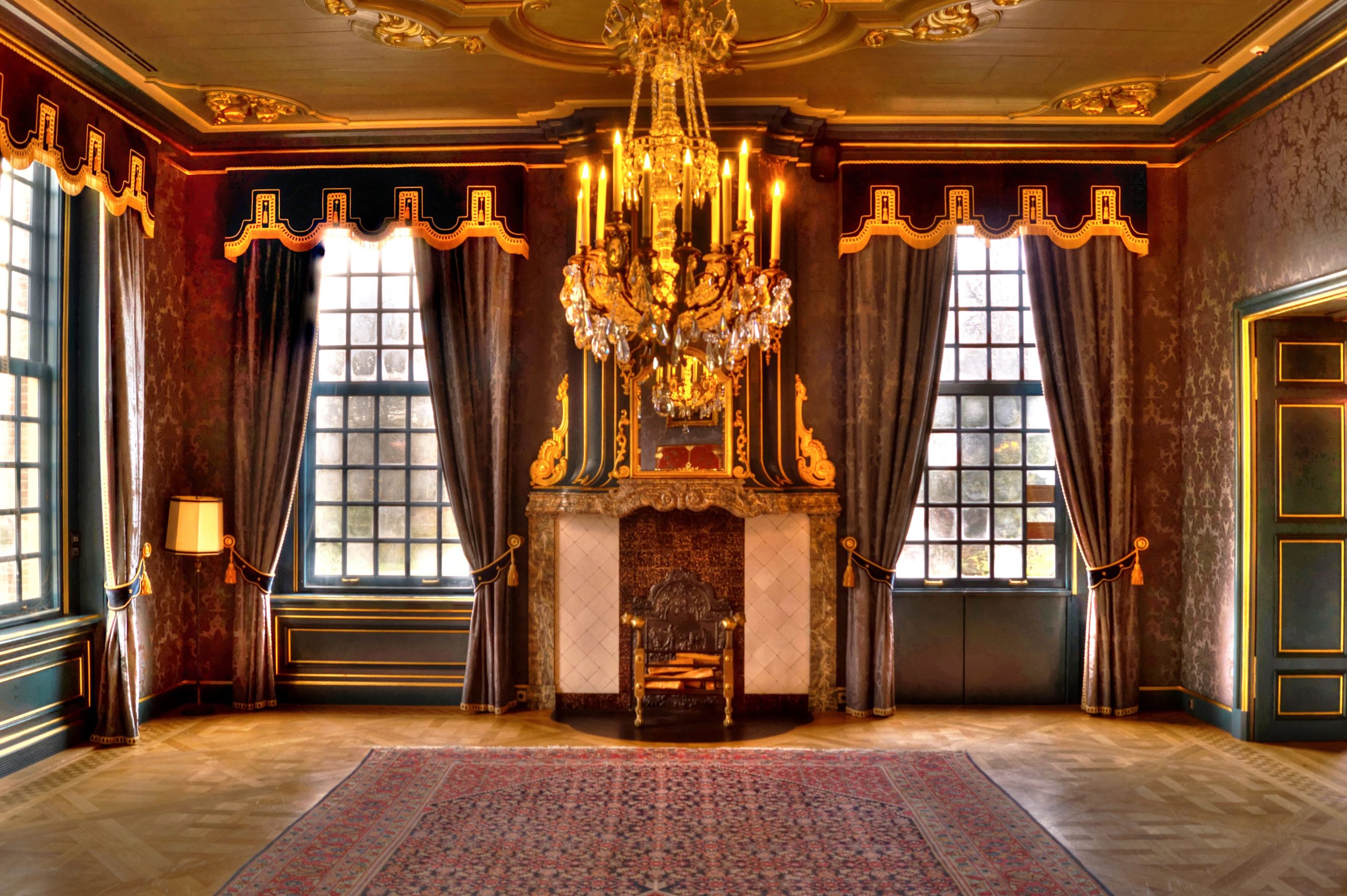 Salon luxueux avec chandelier doré imposant
