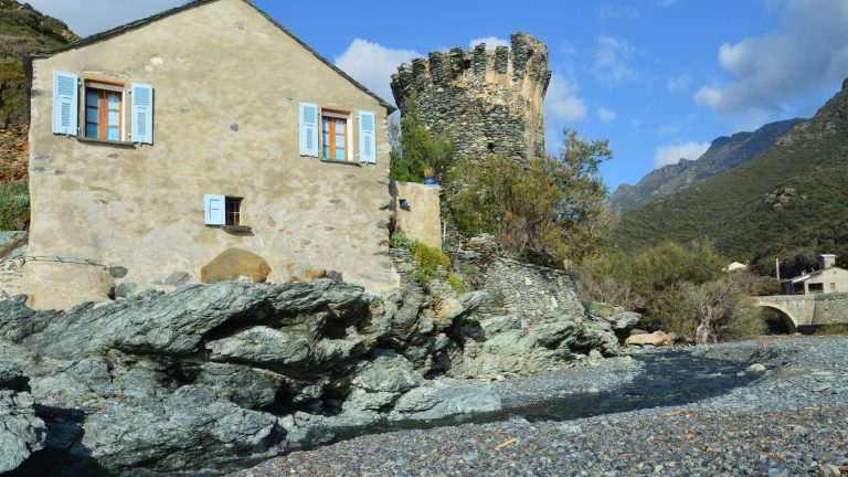 Tour en pierre historique maison Corse