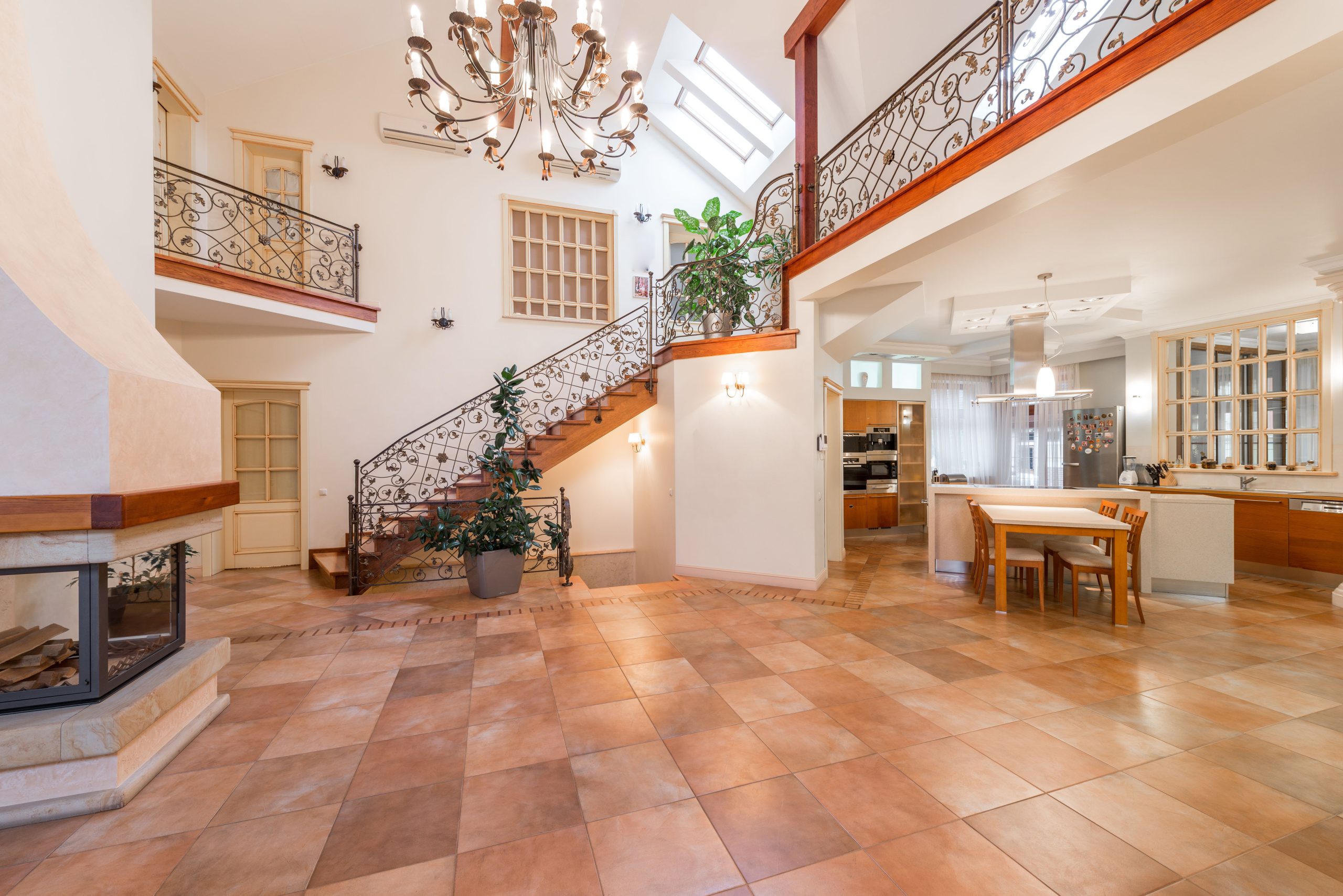Cuisine ouverte spacieuse avec table et escalier