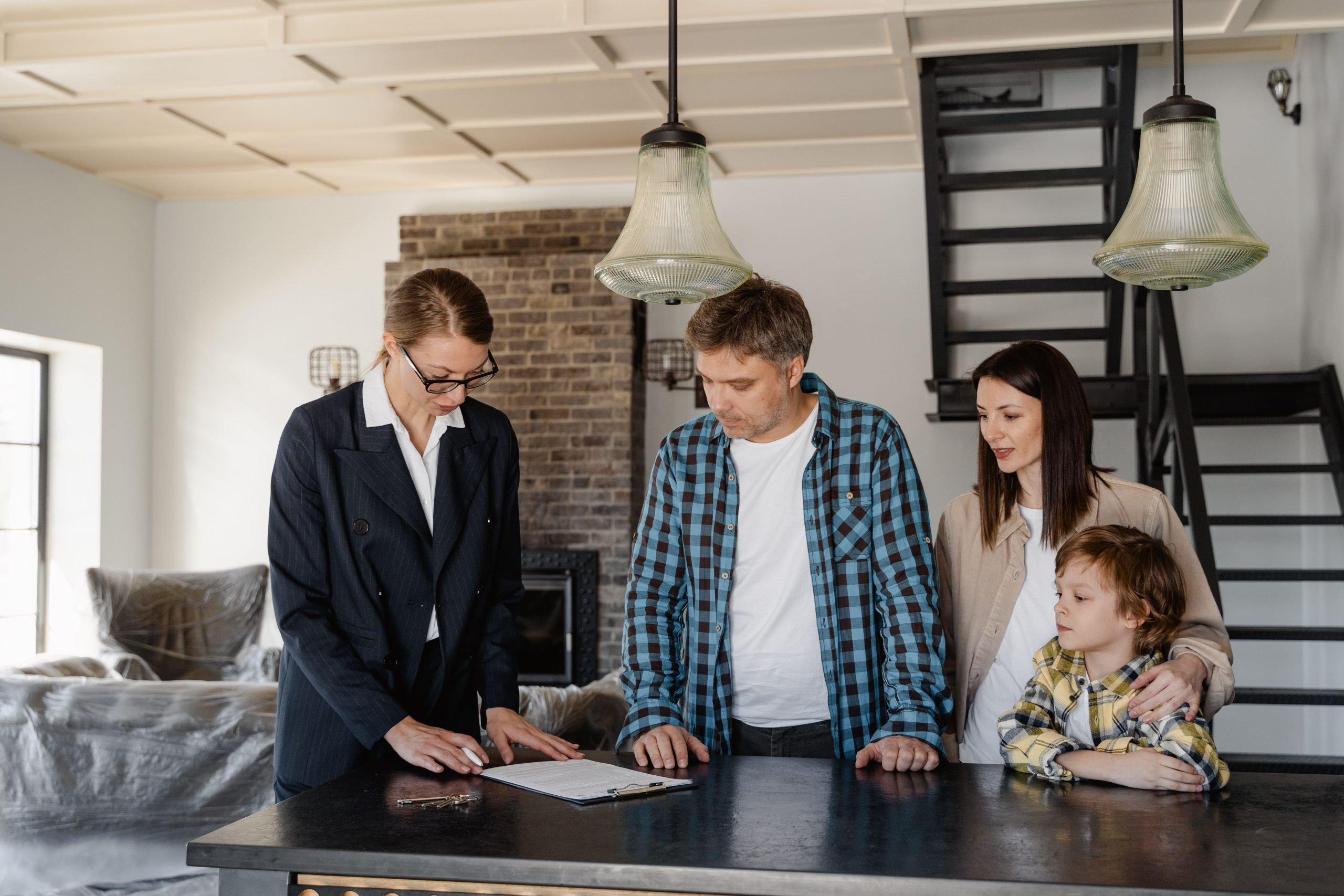 Signature documents vente maison avec agent immobilier