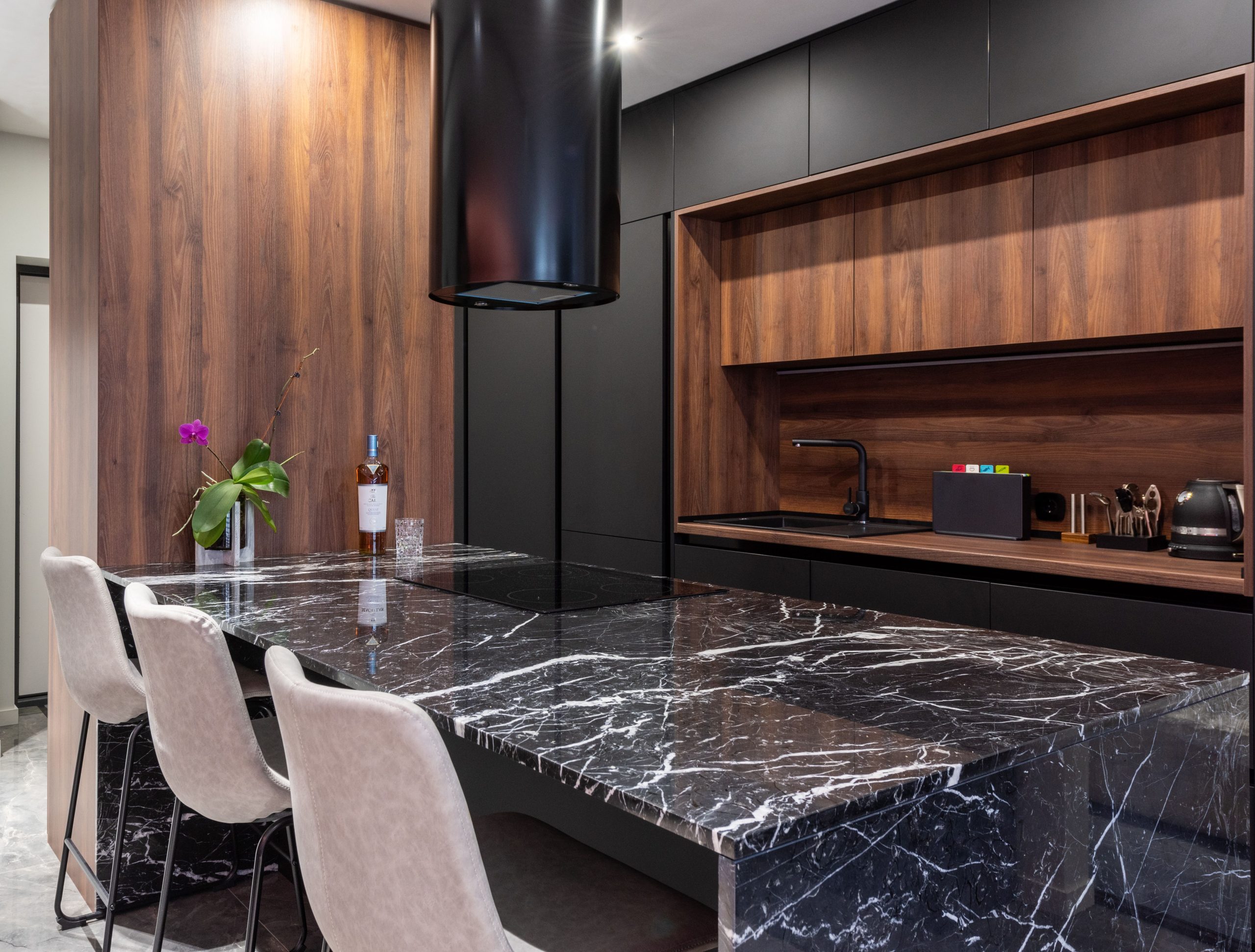 Cuisine moderne avec plaque induction et hotte