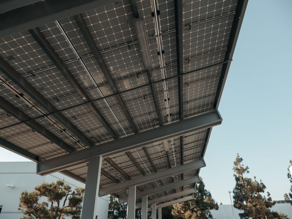 Panneaux solaires sous ciel dégagé