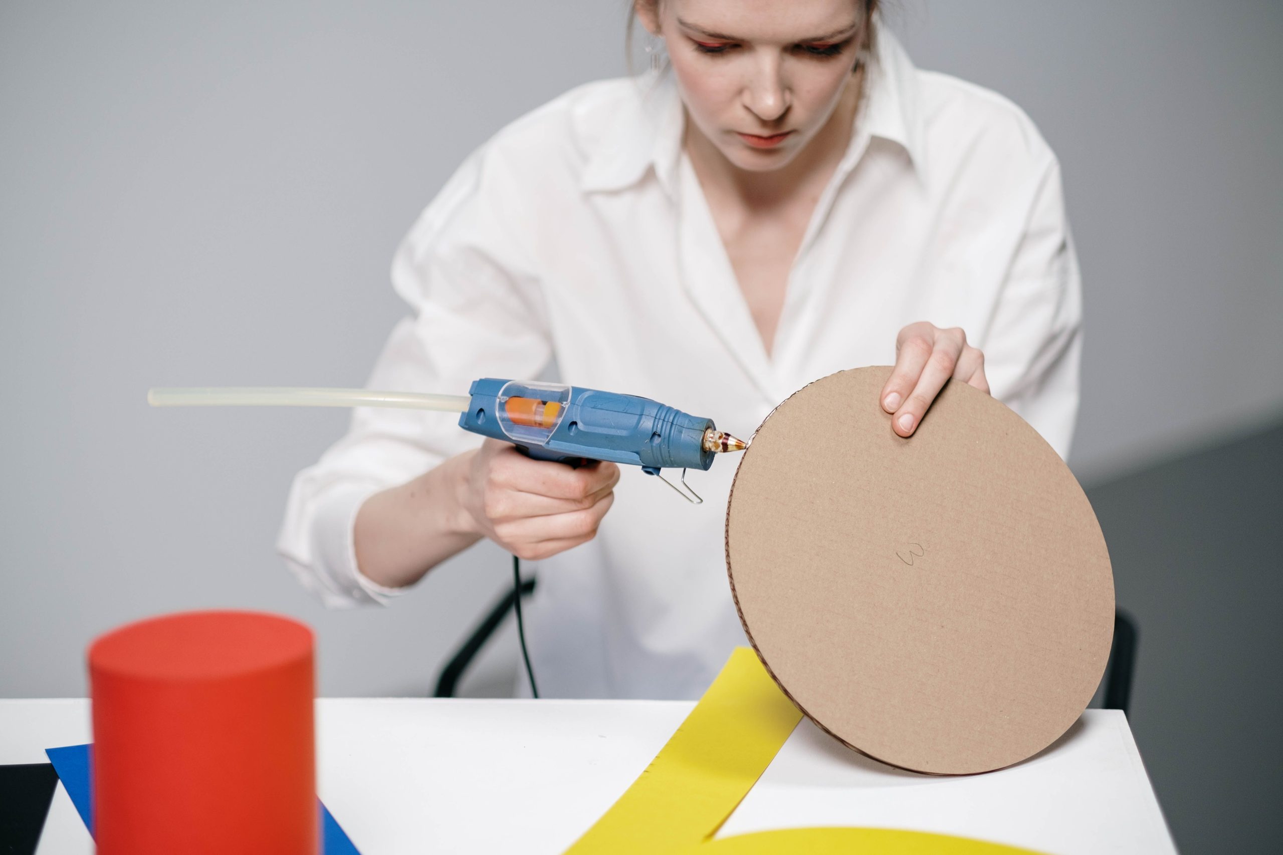 Femme utilisant pistolet colle projet DIY