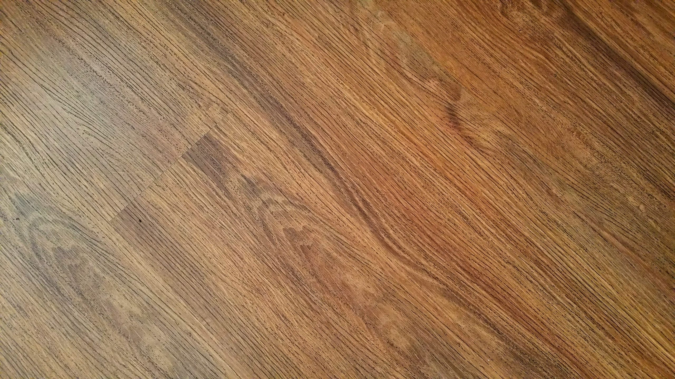 Plancher rustique en bois avec grain visible
