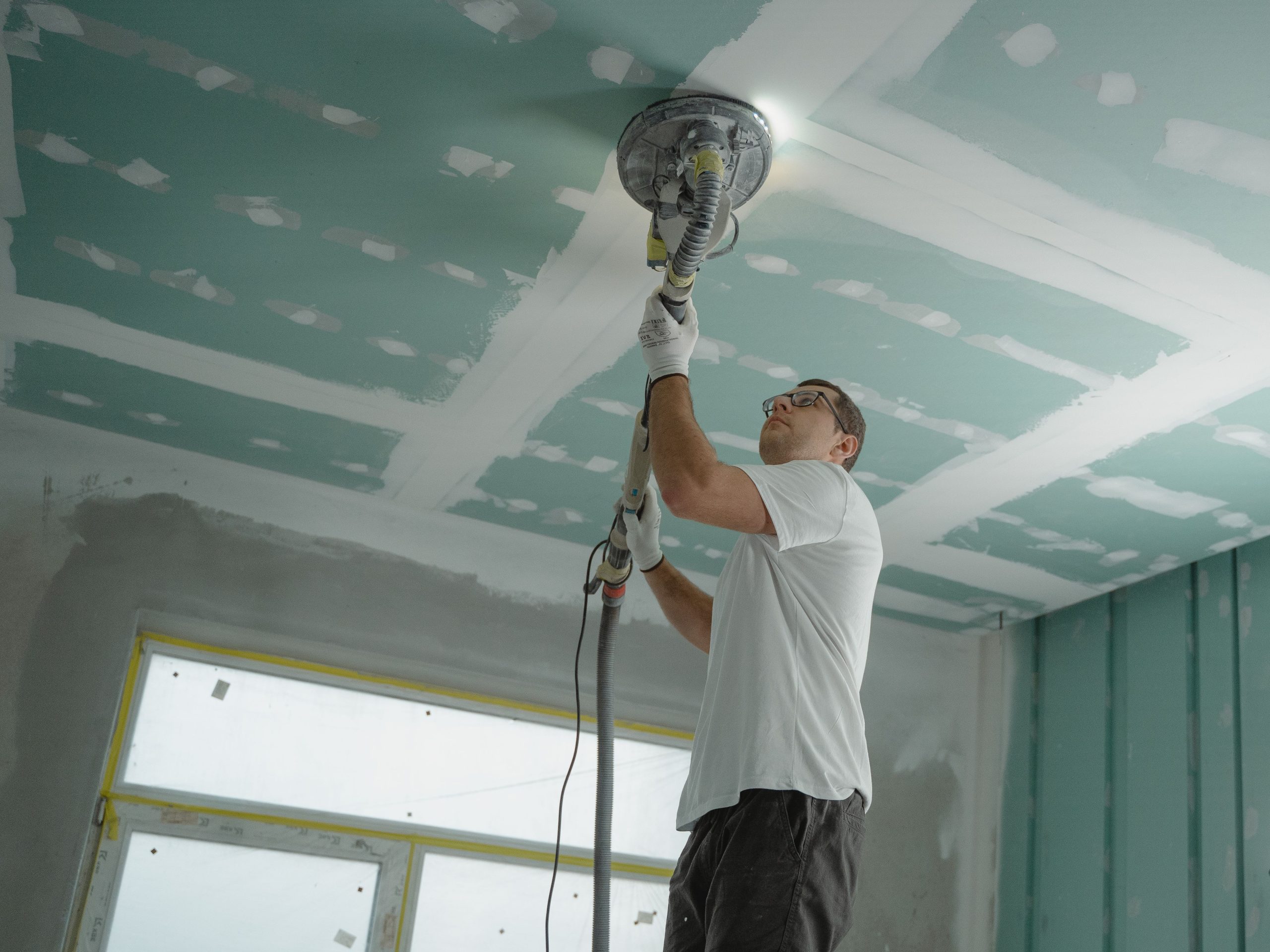 Ponçage professionnel plafond rénovation intérieure