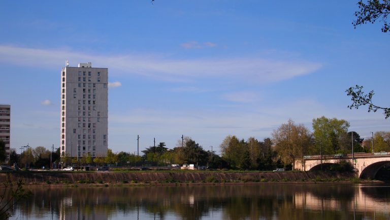 Tour et pont se reflétant dans la Loire à Nantes