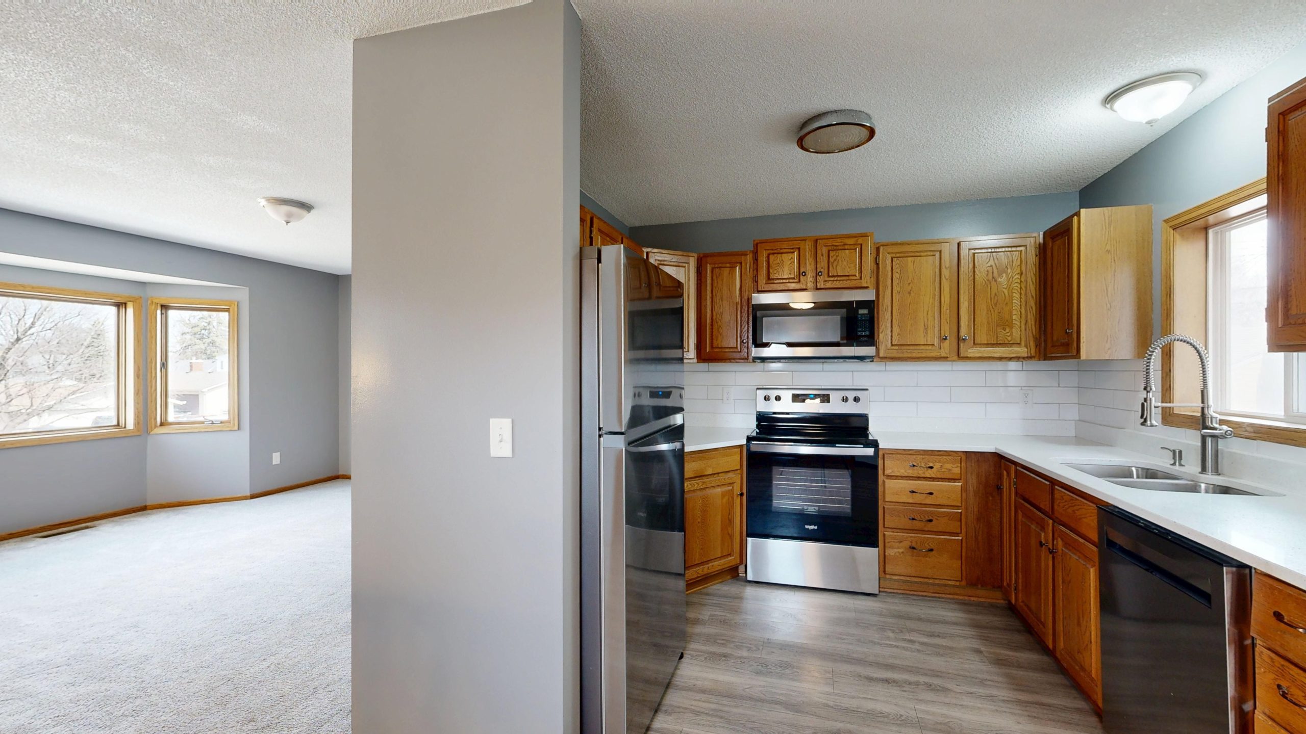 Cuisine moderne avec cabinetry en bois massif