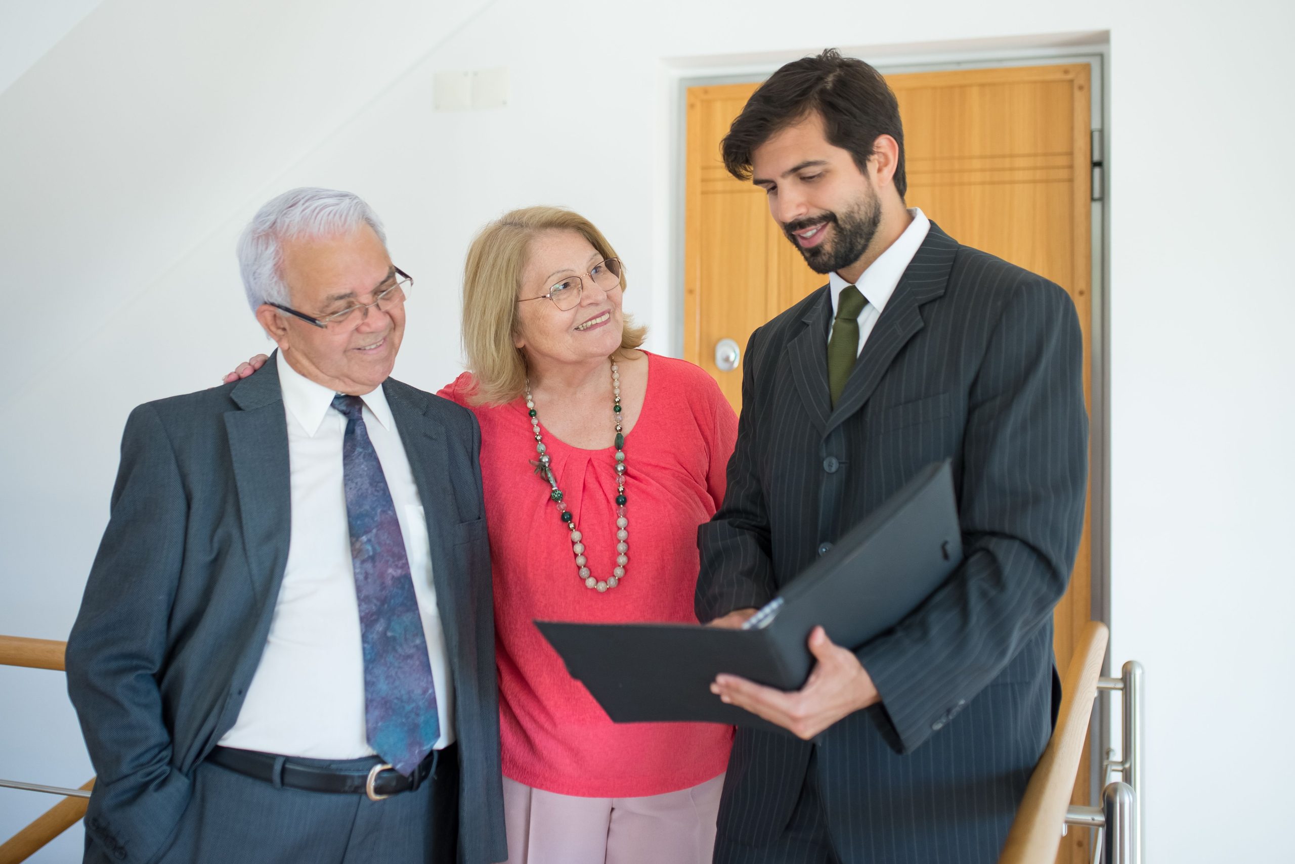 Couple senior en discussion avec agent immobilier