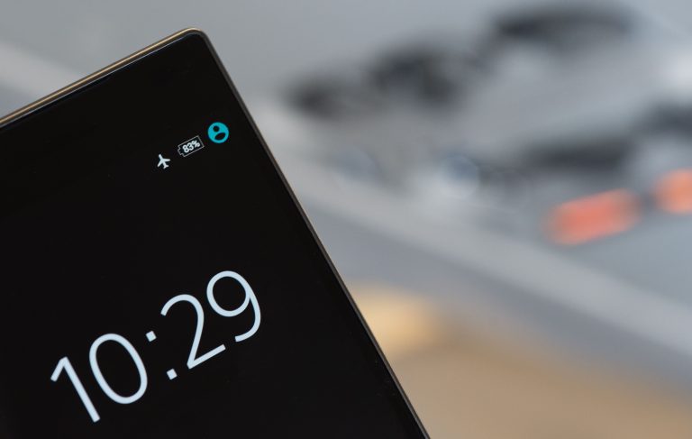 Smartphone affichant l'heure sans connexion active