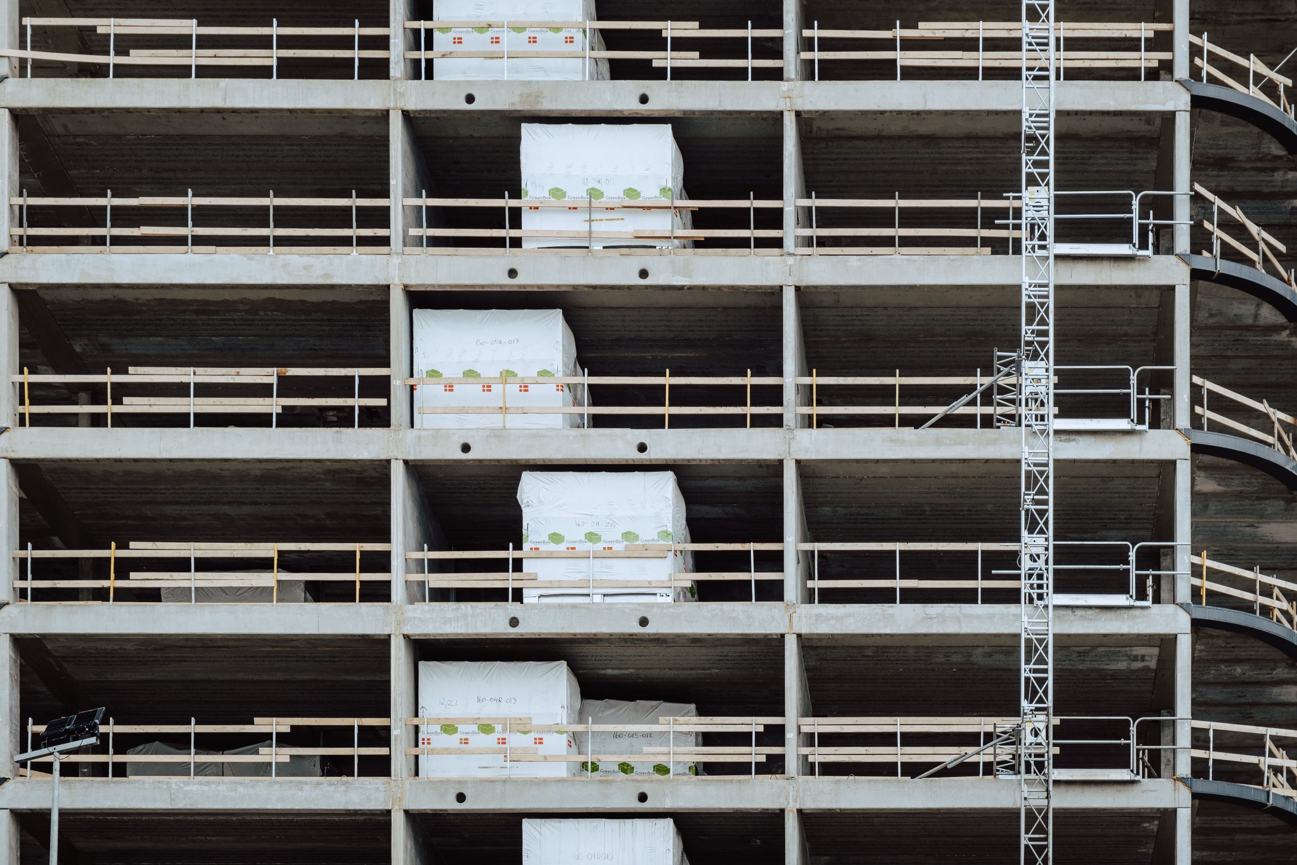 Structure béton acier bâtiment en construction