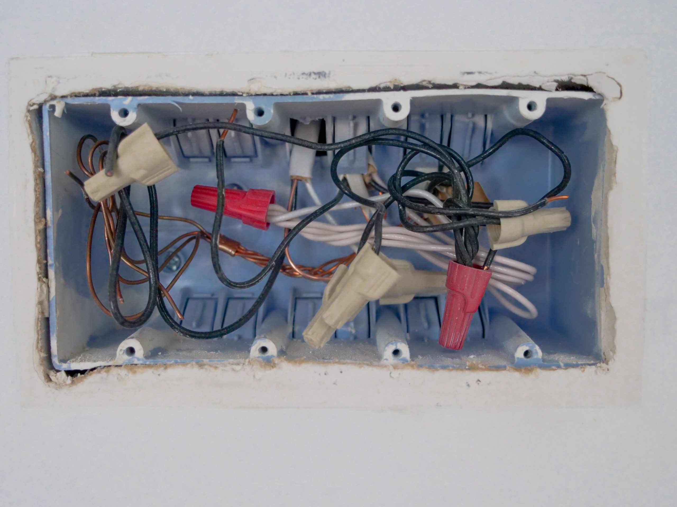 Tableau électrique ouvert avec fils et connecteurs