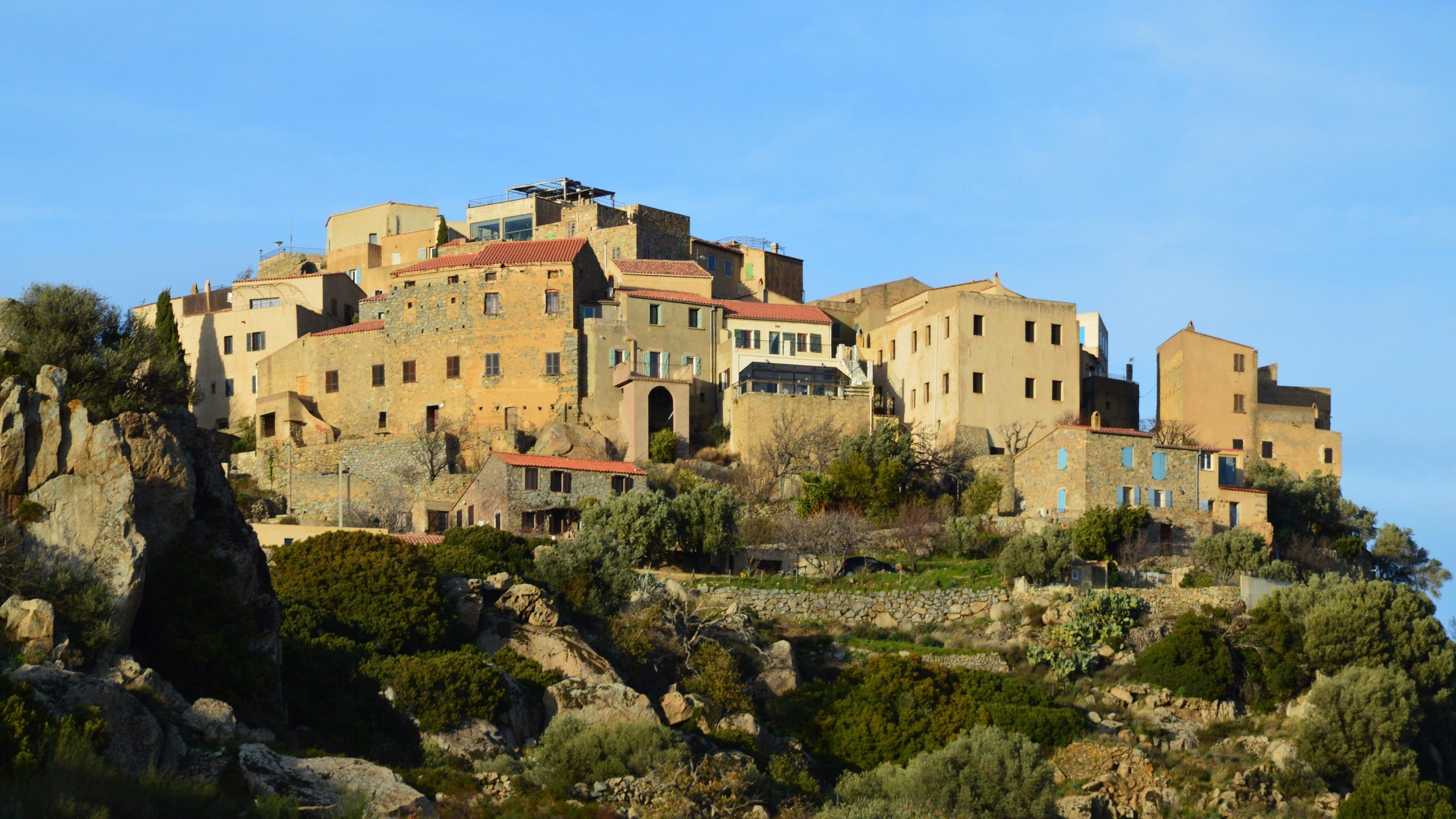 Village pittoresque Sant'Antonino Corse France