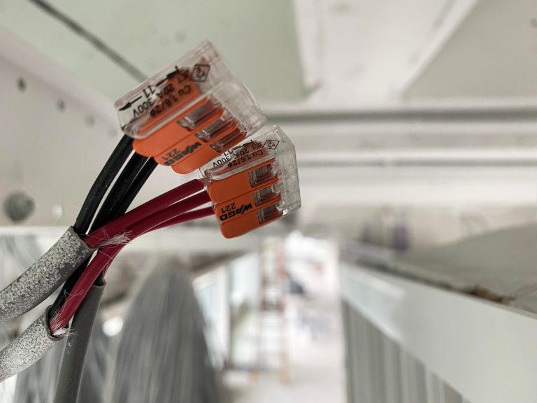 Connecteurs de branchement Wago et fils électriques
