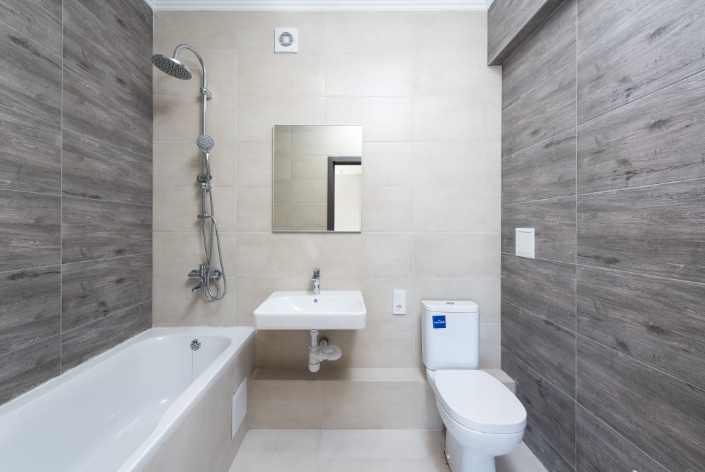 Salle de bain moderne avec baignoire, lavabo et WC