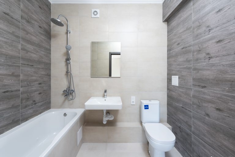 Salle de bain moderne avec baignoire, lavabo et WC