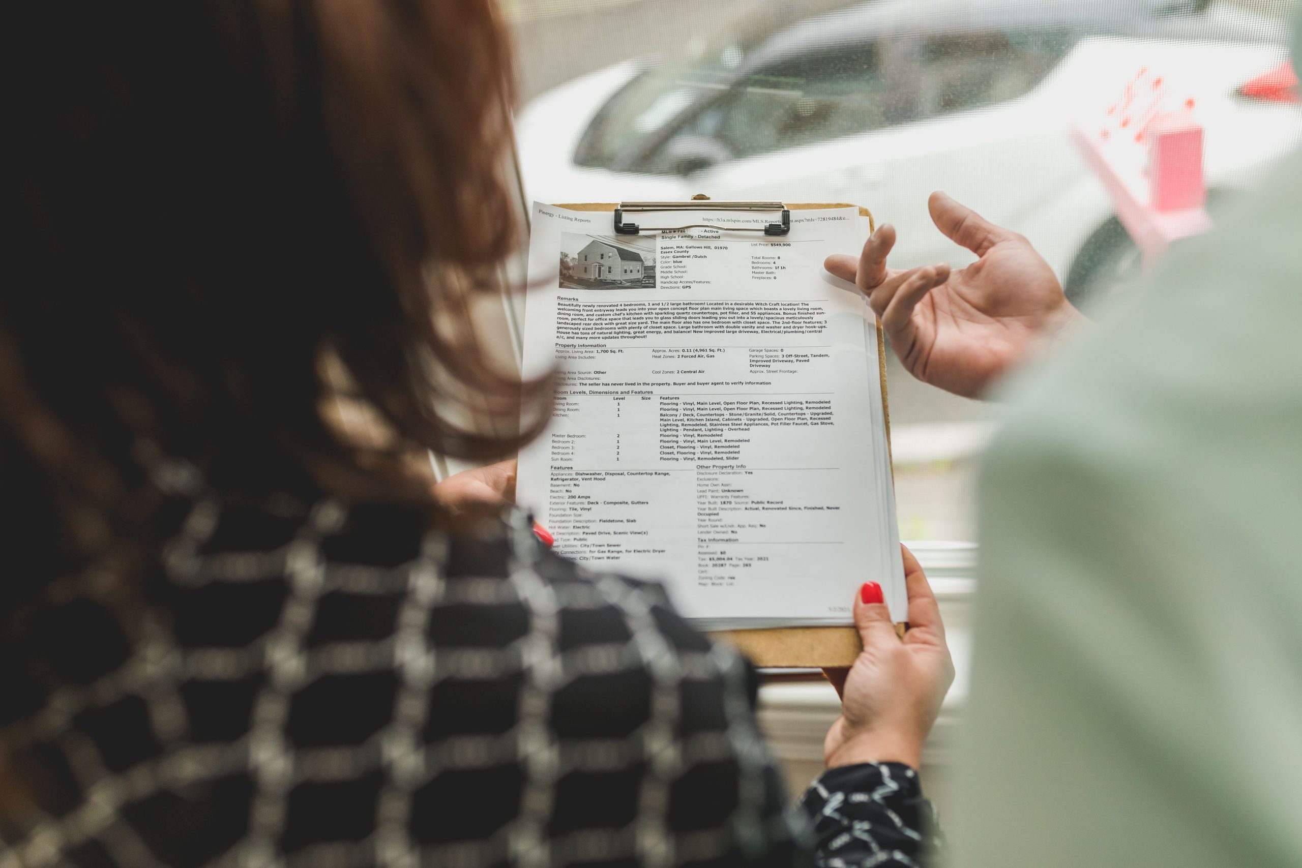 Agent immobilier examine documents propriete avec client