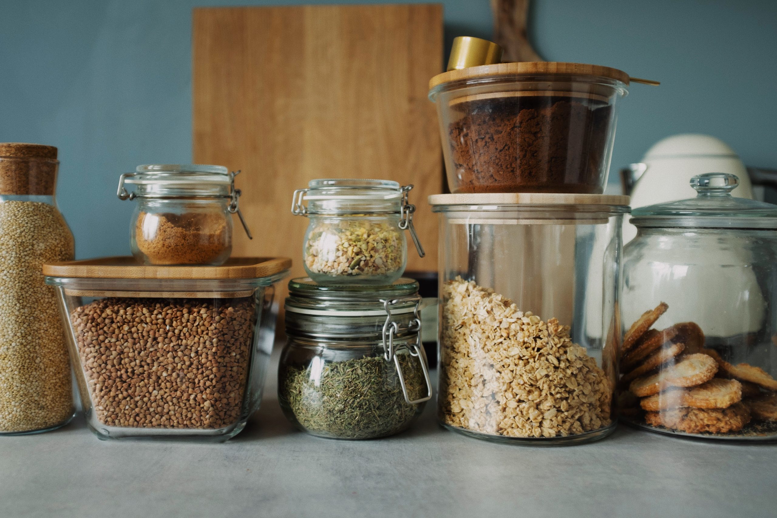 Rangement pratique avec bocaux de bicarbonate de soude