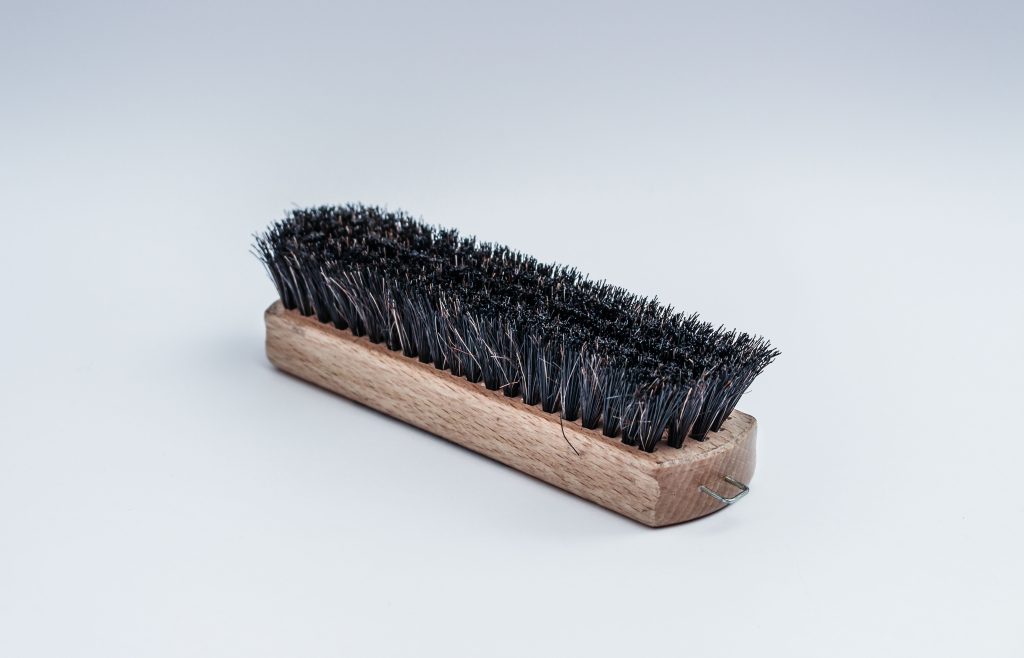 Brosse de nettoyage bois aux soies noires denses.