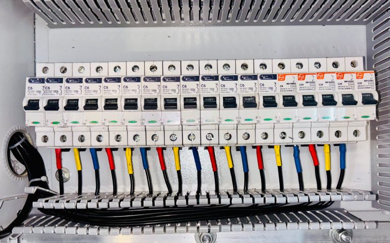 Tableau électrique avec câblage coloré organisé