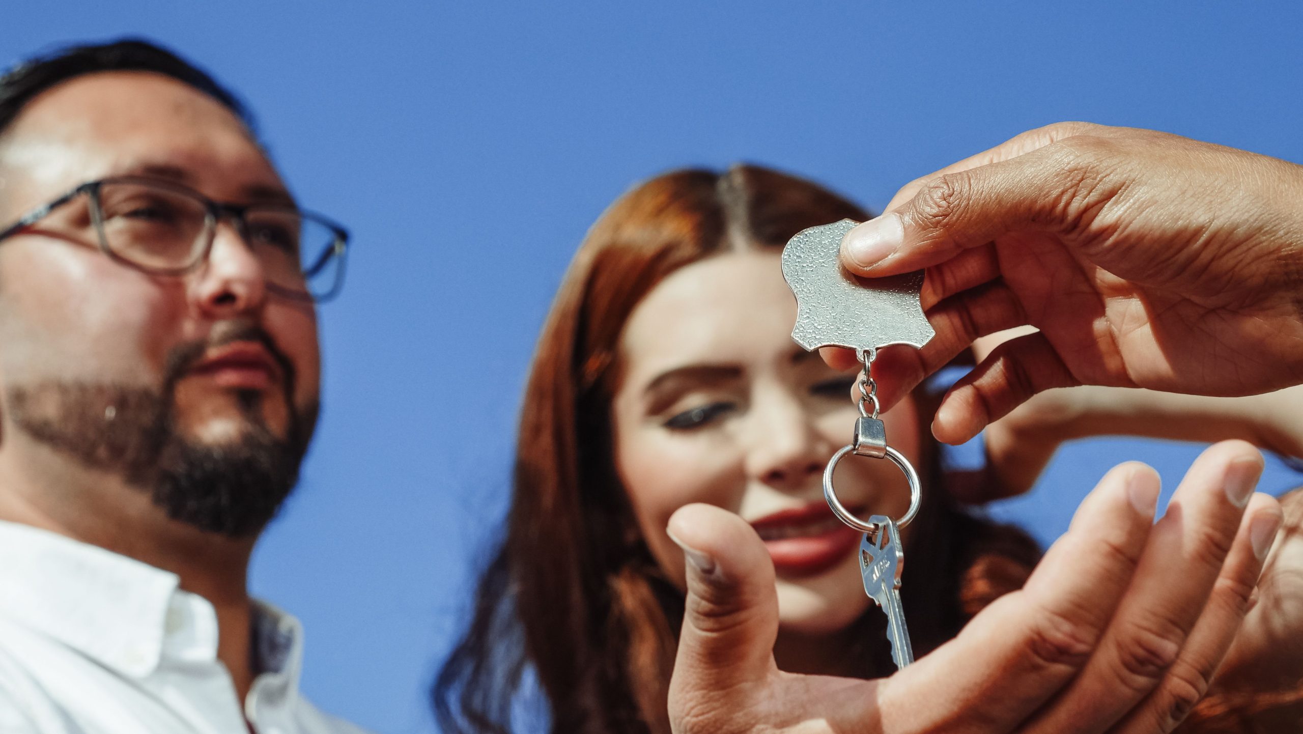 Couple recevant clés accession nouvelle propriété