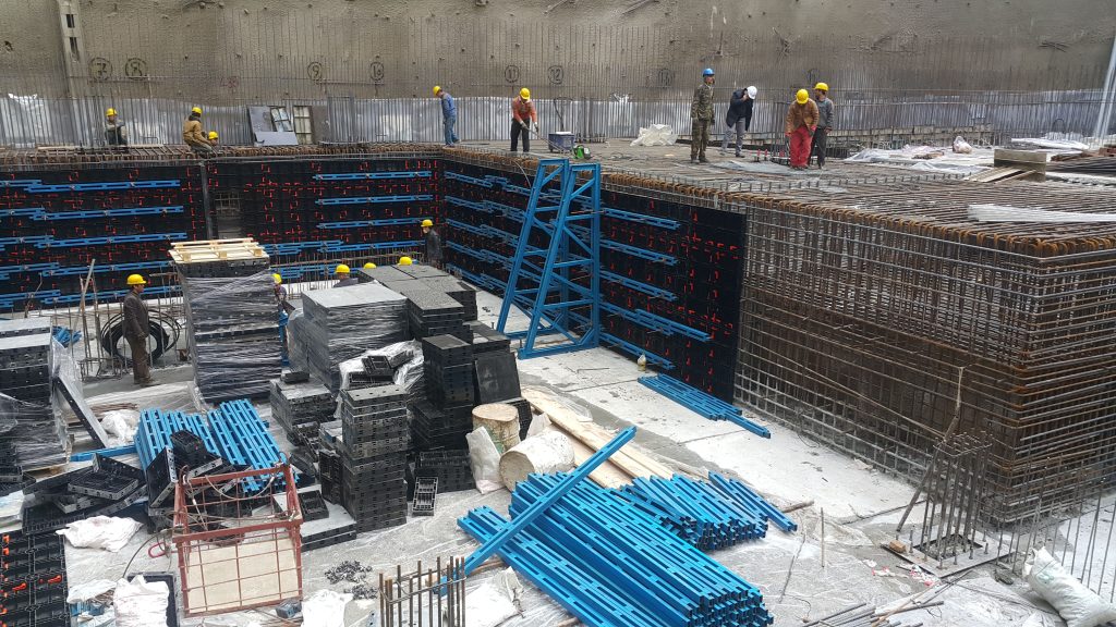 Ouvriers sur chantier avec coffrage béton