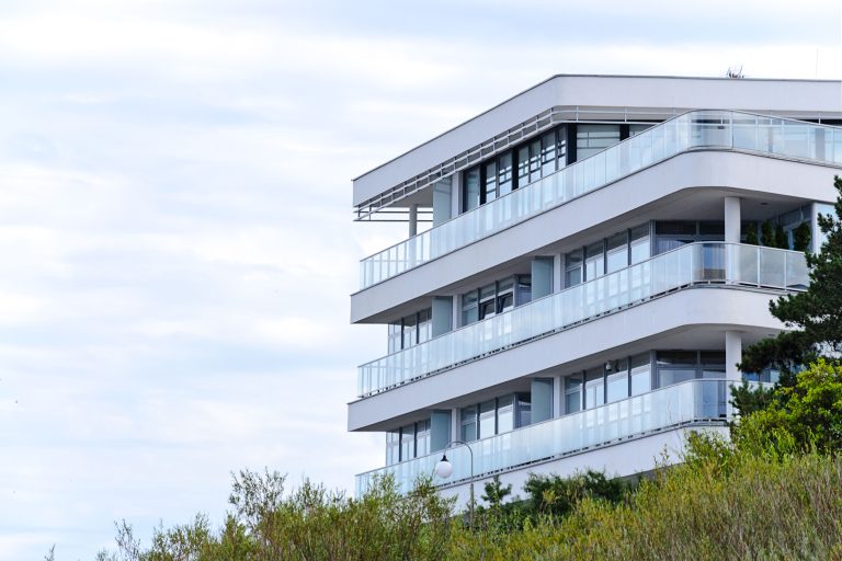 Immeuble contemporain avec balcons vitrés et design épuré
