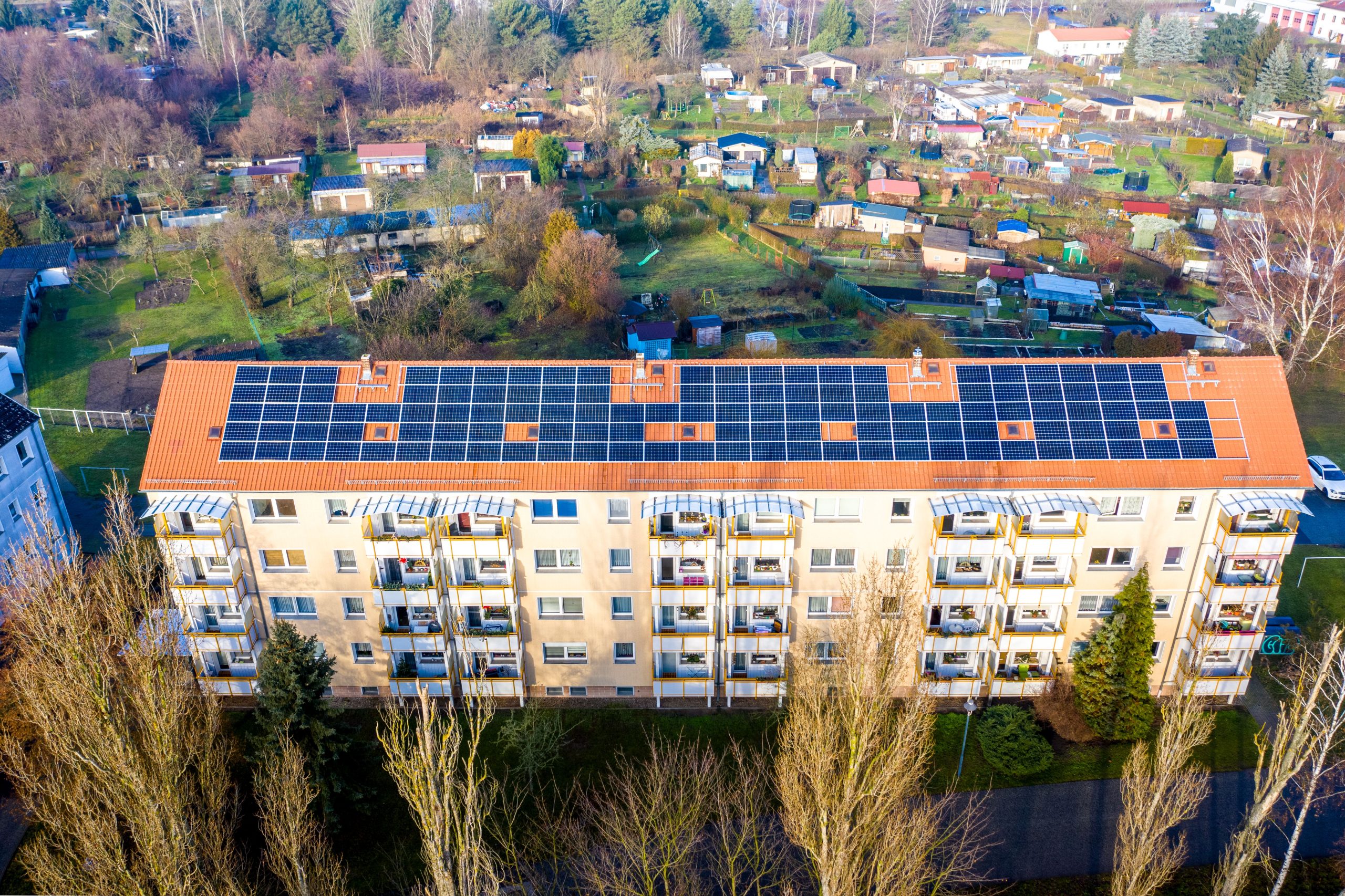 Vue aérienne immeuble avec panneaux solaires toiture