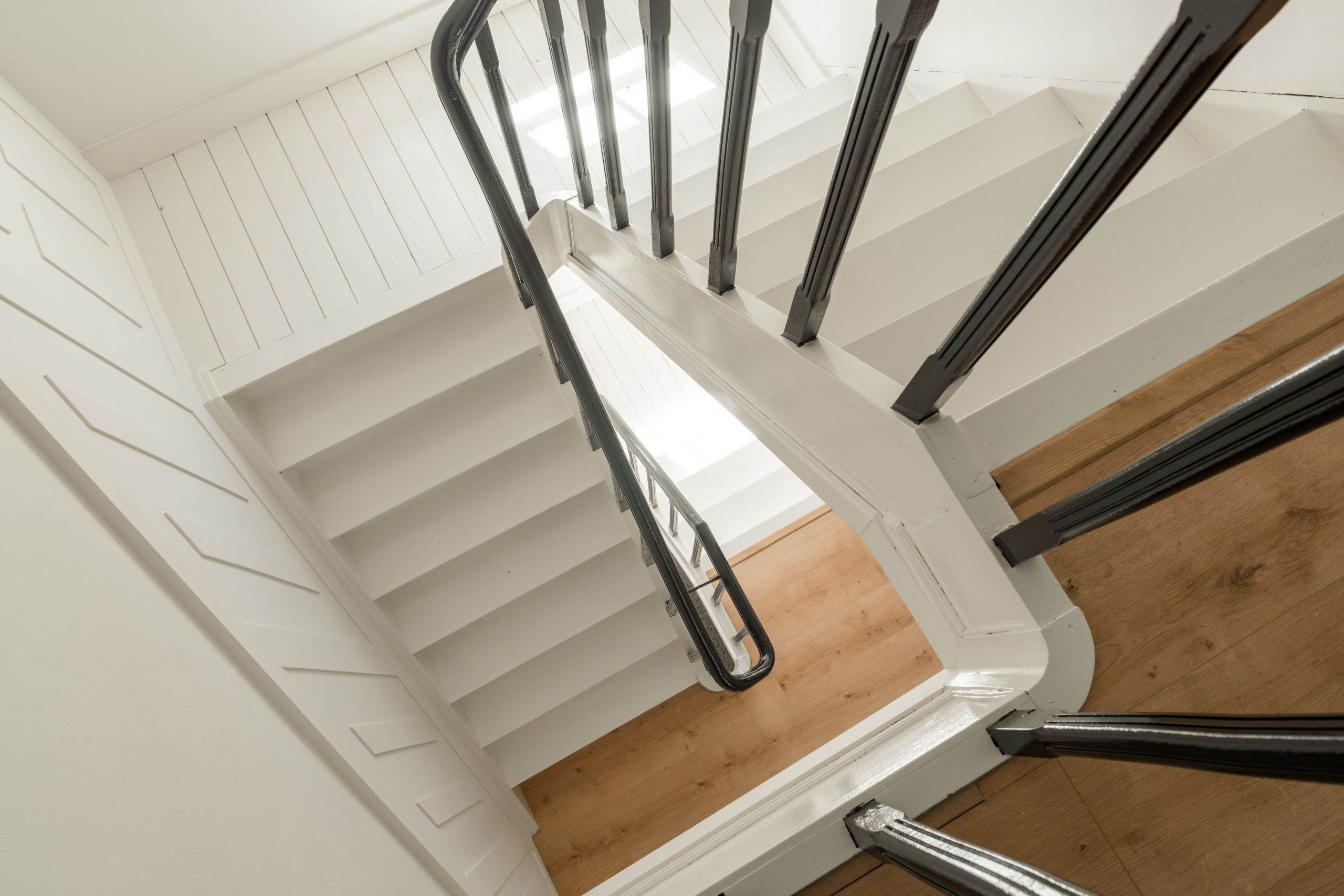 Escalier intérieur bois et rampe métallique